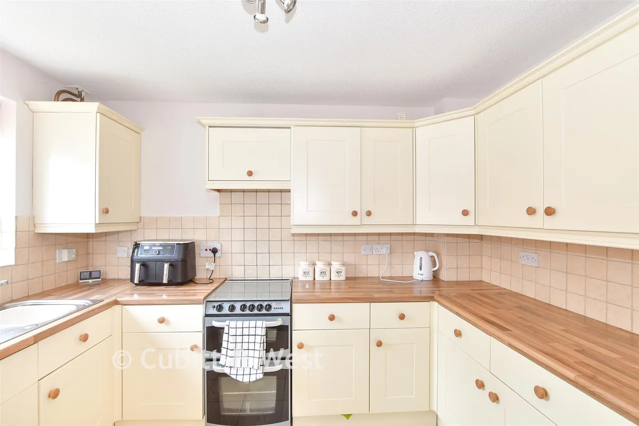 Oliver Close, Crowborough, TN6, photo 3