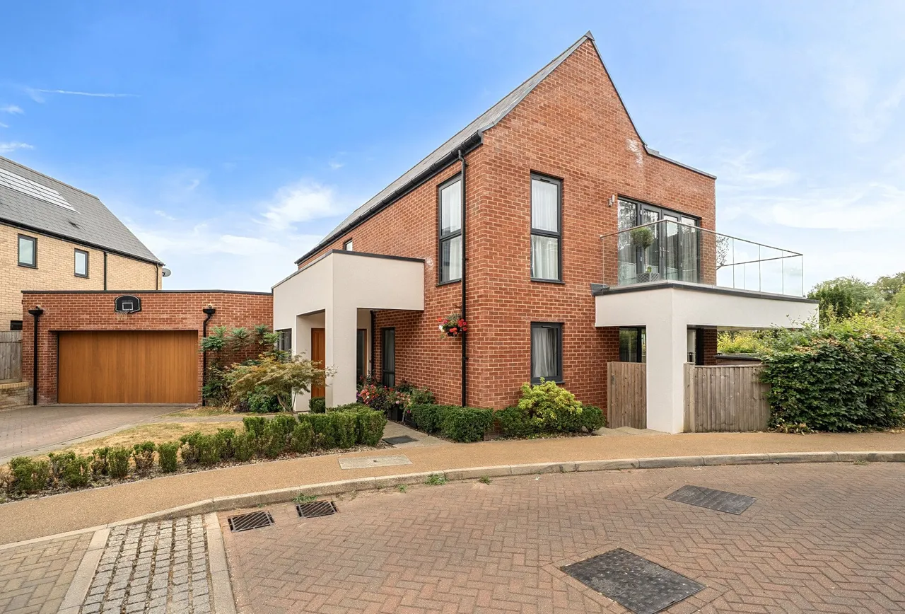 4 bed house for sale — Hallowes Close, Redhill, RH1 4EB