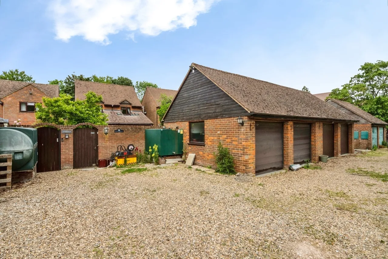 Chinnor Road, Bledlow, Princes Risborough, Buckinghamshire, HP27, photo 6