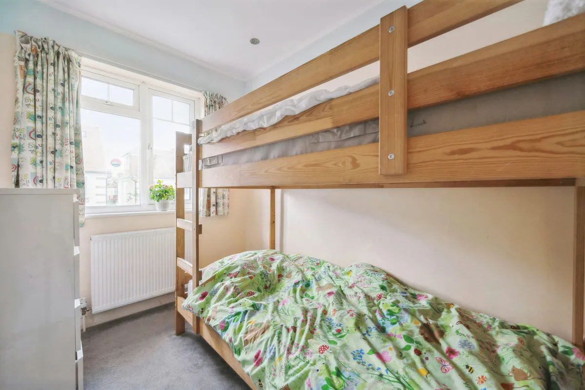 Eastbourne Gardens, London, SW14, photo 20