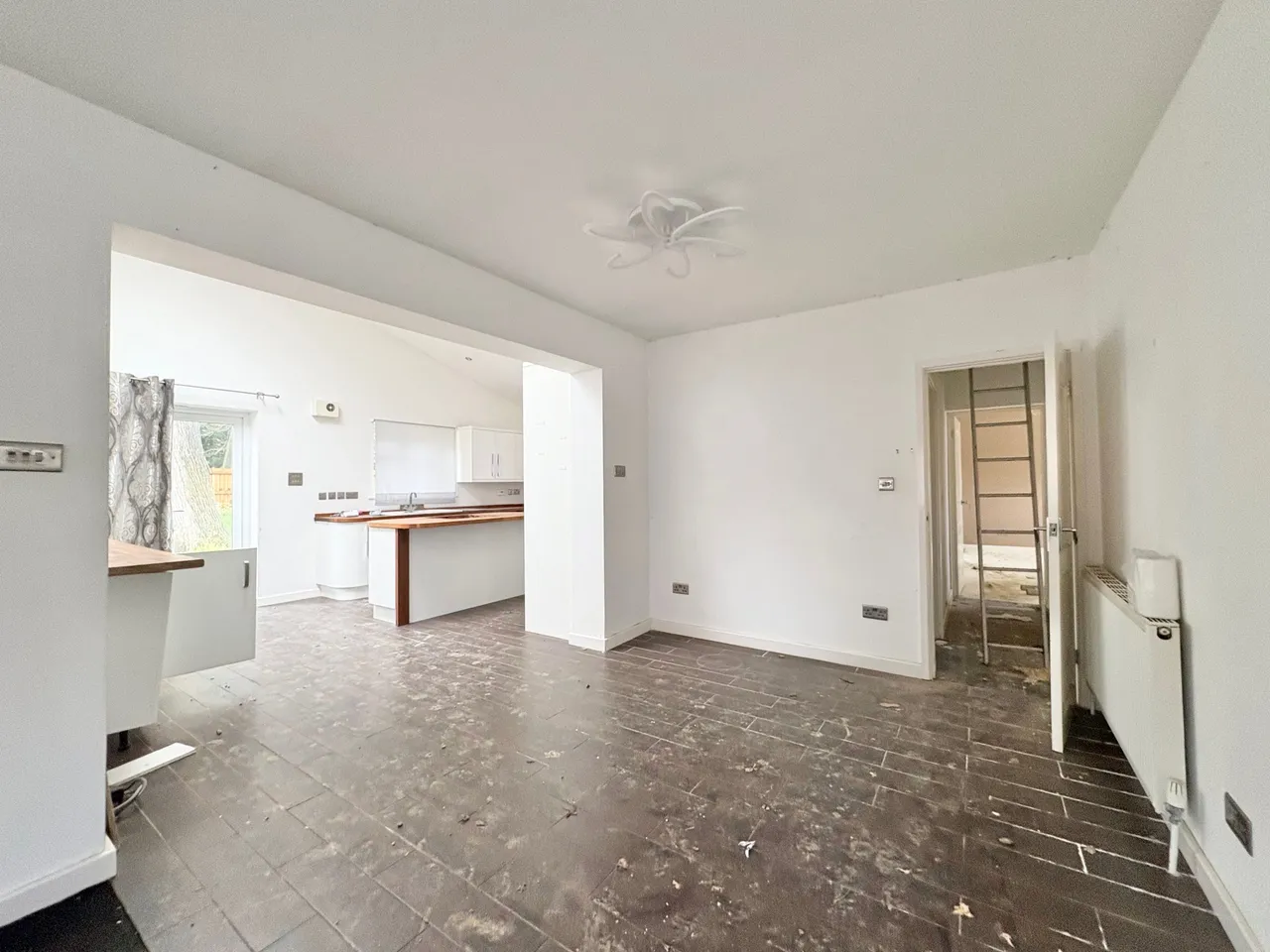 La Villetta, Bury Spinney Thorn Road, Dunstable, Houghton Regis, LU5 6JQ, photo 4