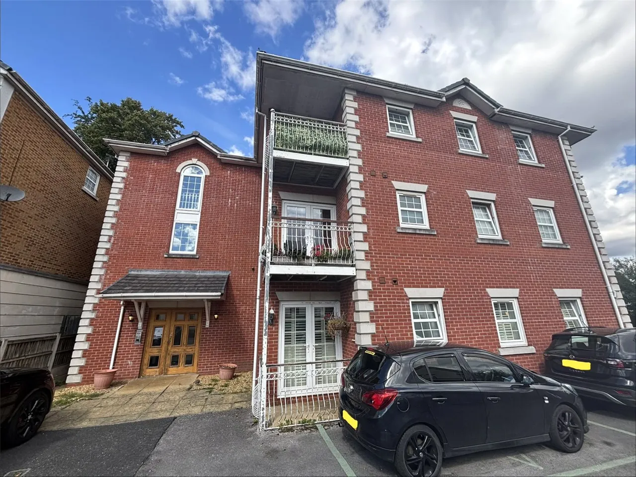 2 bed flat for sale, Chaplin Close, Salford, M6