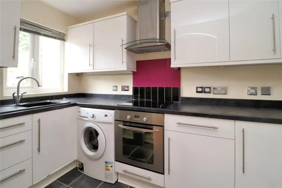 Clover Court, Woking, GU22, photo 2