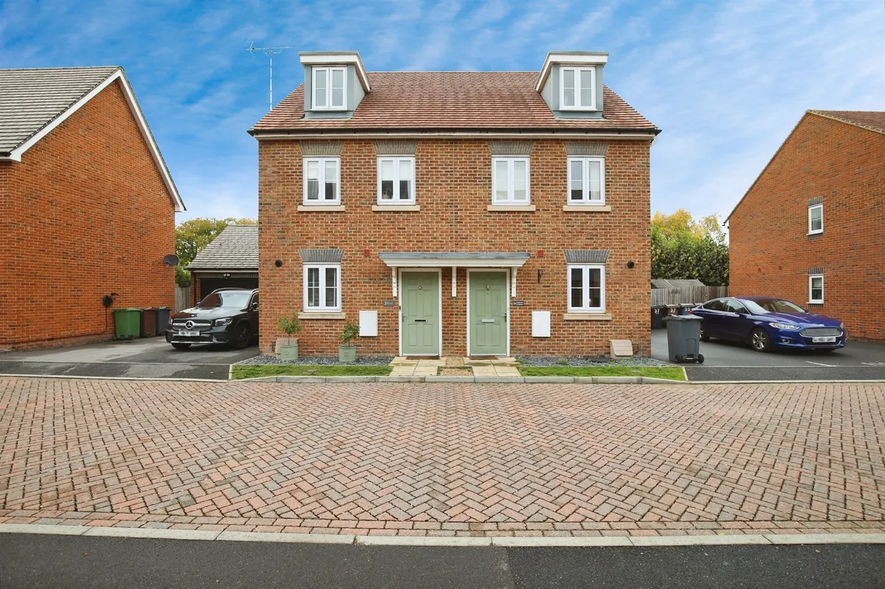 3 bed house for sale, Lapstone Crescent, Picket Piece, SP11