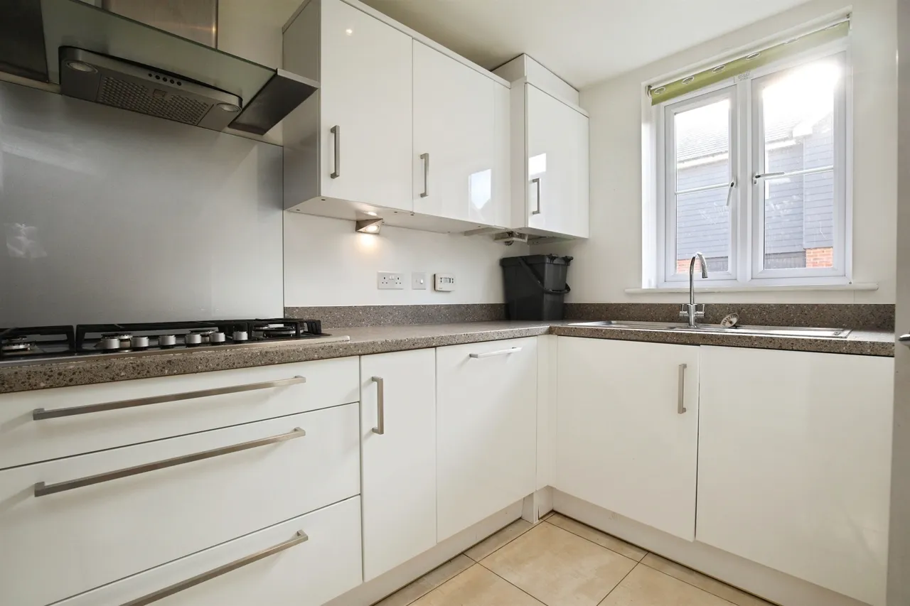 Lapstone Crescent, Picket Piece, SP11, photo 4