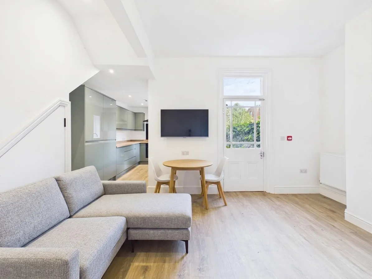 Room 6, 8 St. Michaels Square, Gloucester, GL1 1HX, photo 4