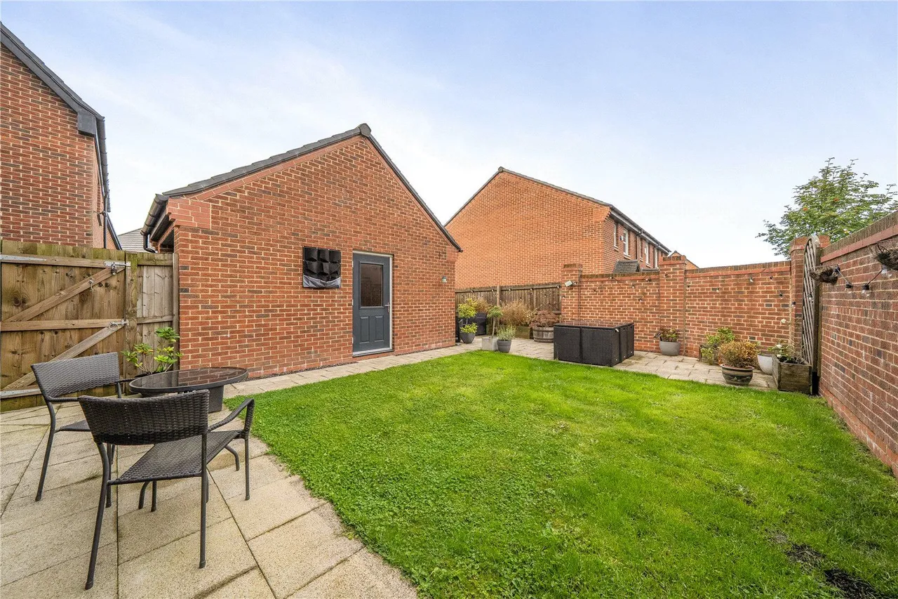Weave Close, East Hollinsfield, M24, photo 30