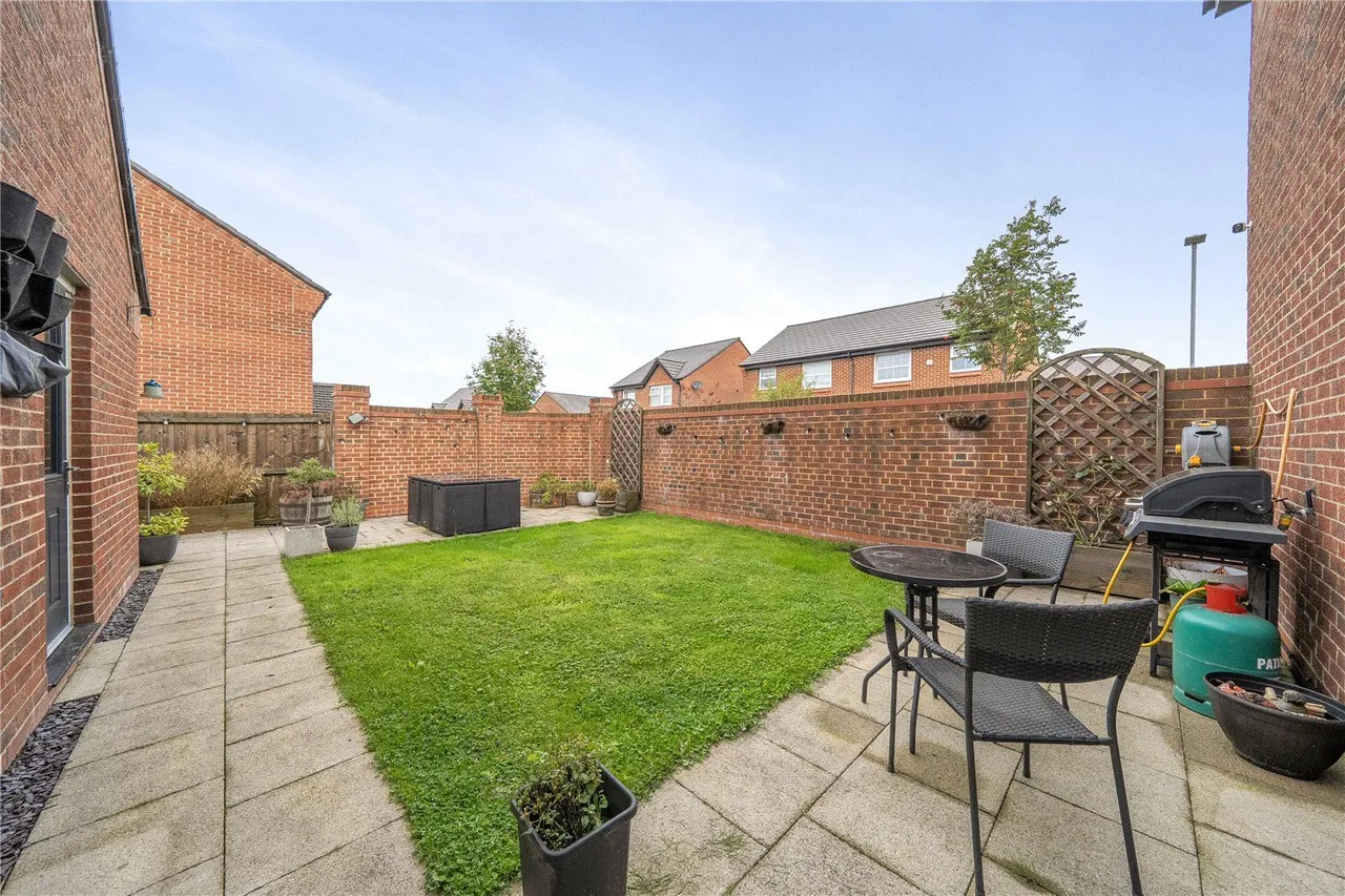 Weave Close, East Hollinsfield, M24, photo 26