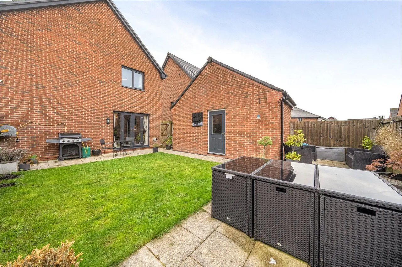 Weave Close, East Hollinsfield, M24, photo 29