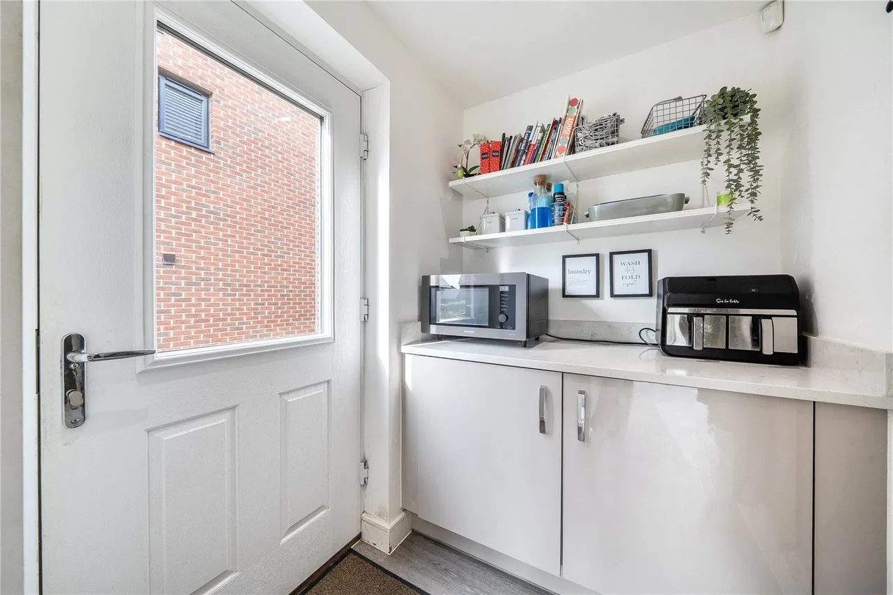Weave Close, East Hollinsfield, M24, photo 13