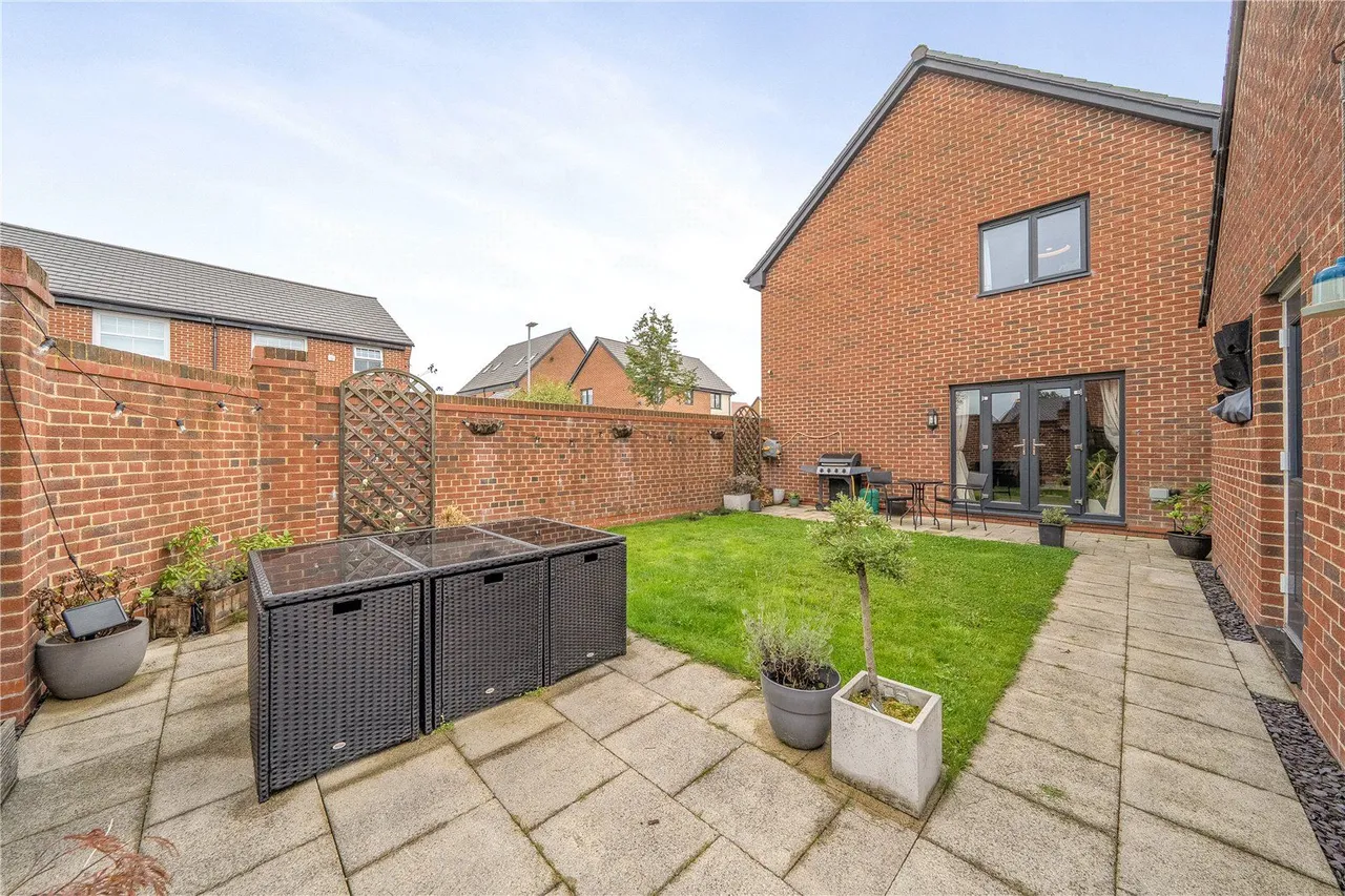 Weave Close, East Hollinsfield, M24, photo 27