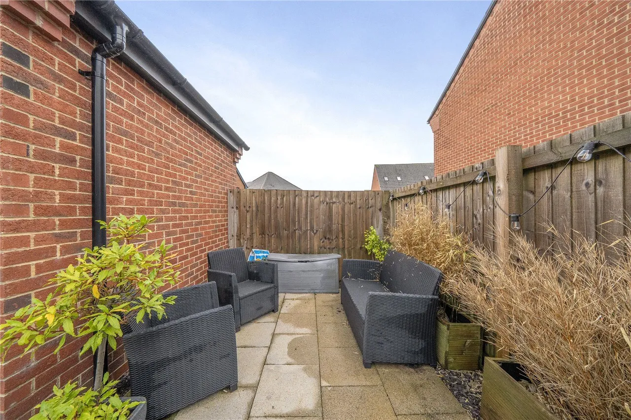 Weave Close, East Hollinsfield, M24, photo 28