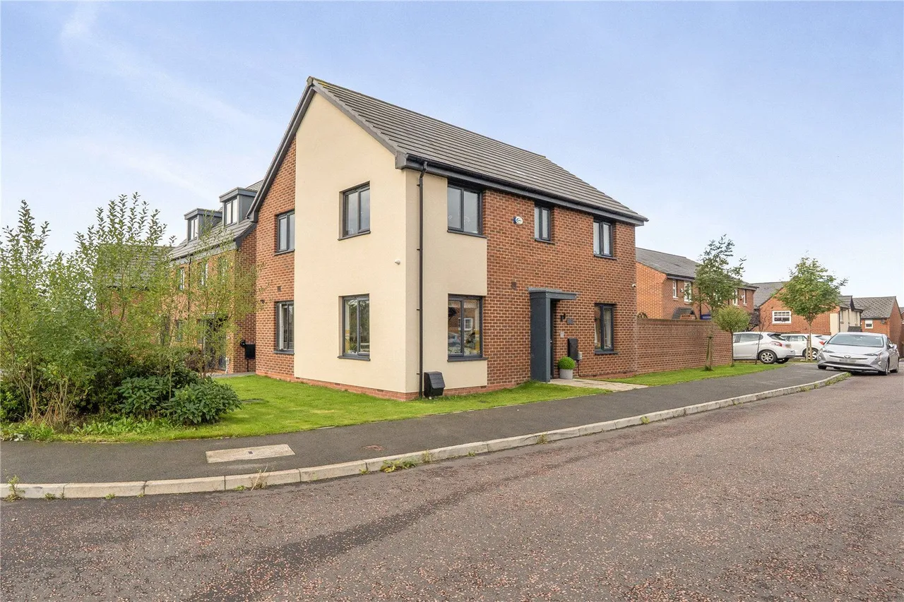 4 bed house for sale, Weave Close, East Hollinsfield, M24