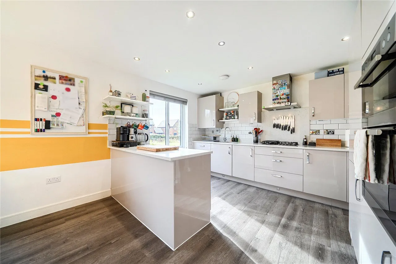 Weave Close, East Hollinsfield, M24, photo 9