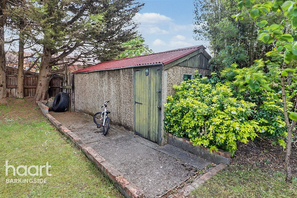 Bawdsey Avenue, Newbury Park, IG2, photo 24