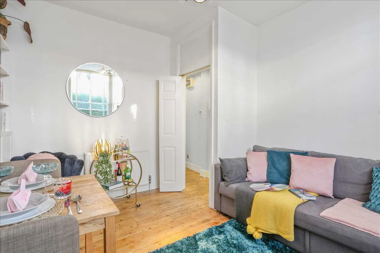 Alexander Road, London, photo 12