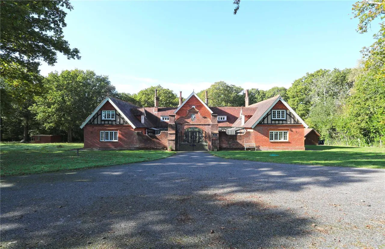 12 bed house for sale — Foxhunt Green Waldron, East Sussex, TN21 0RX