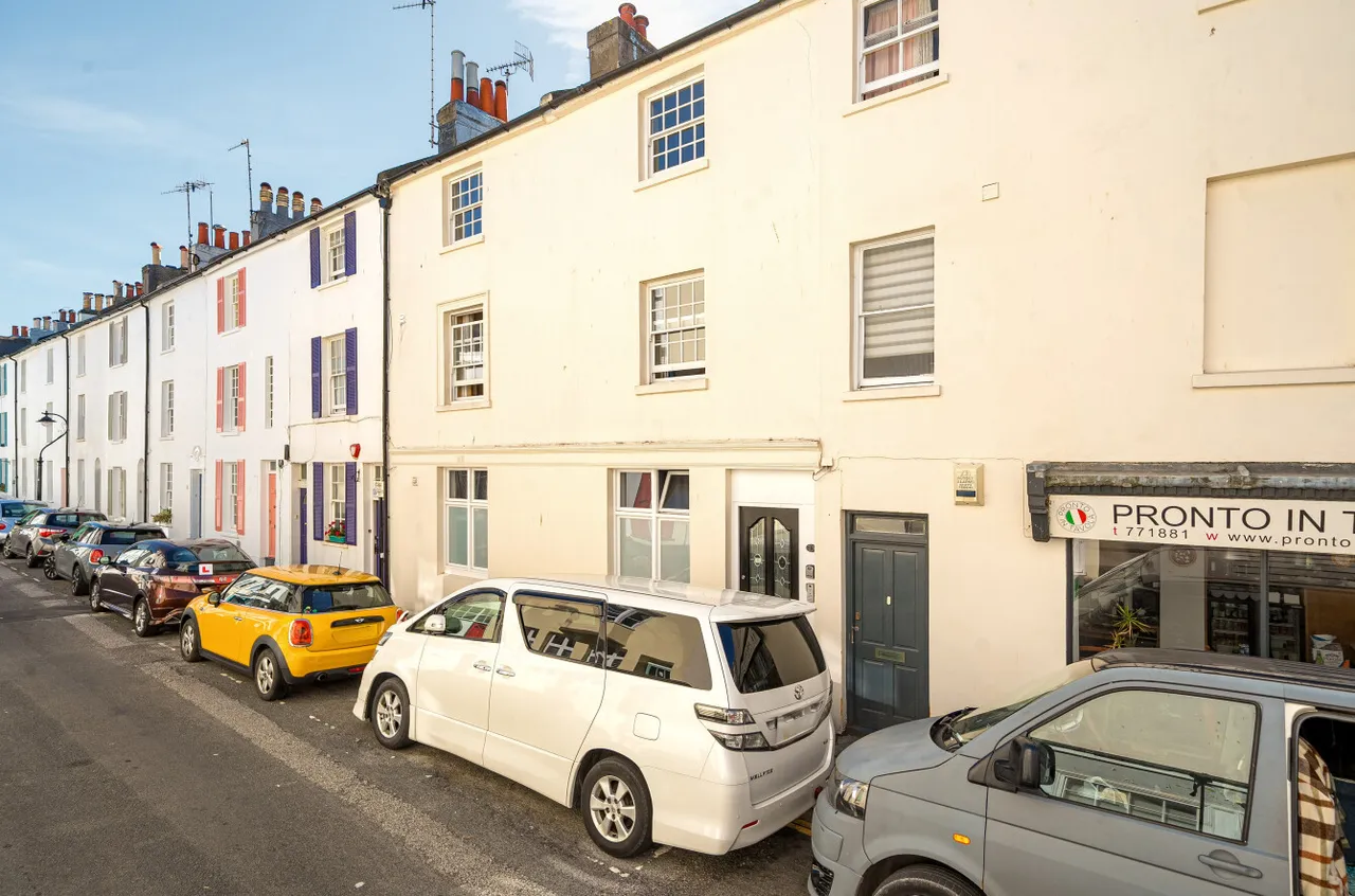 3 bed flat for sale, Cross Street, Hove, BN3