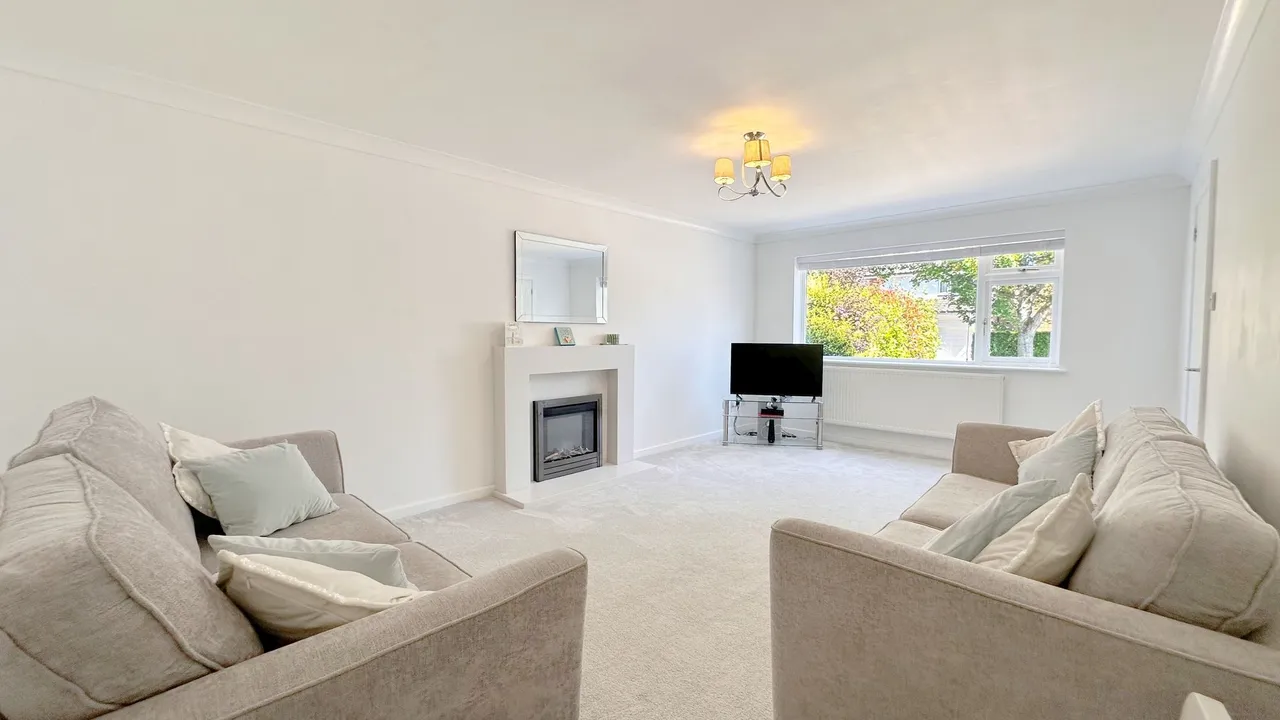 Lindisfarne Drive, Stockport, photo 3