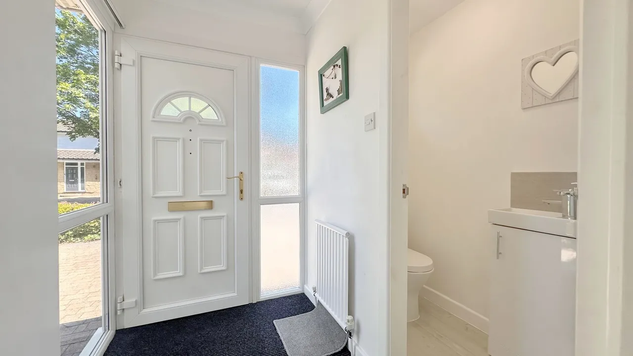 Lindisfarne Drive, Stockport, photo 6