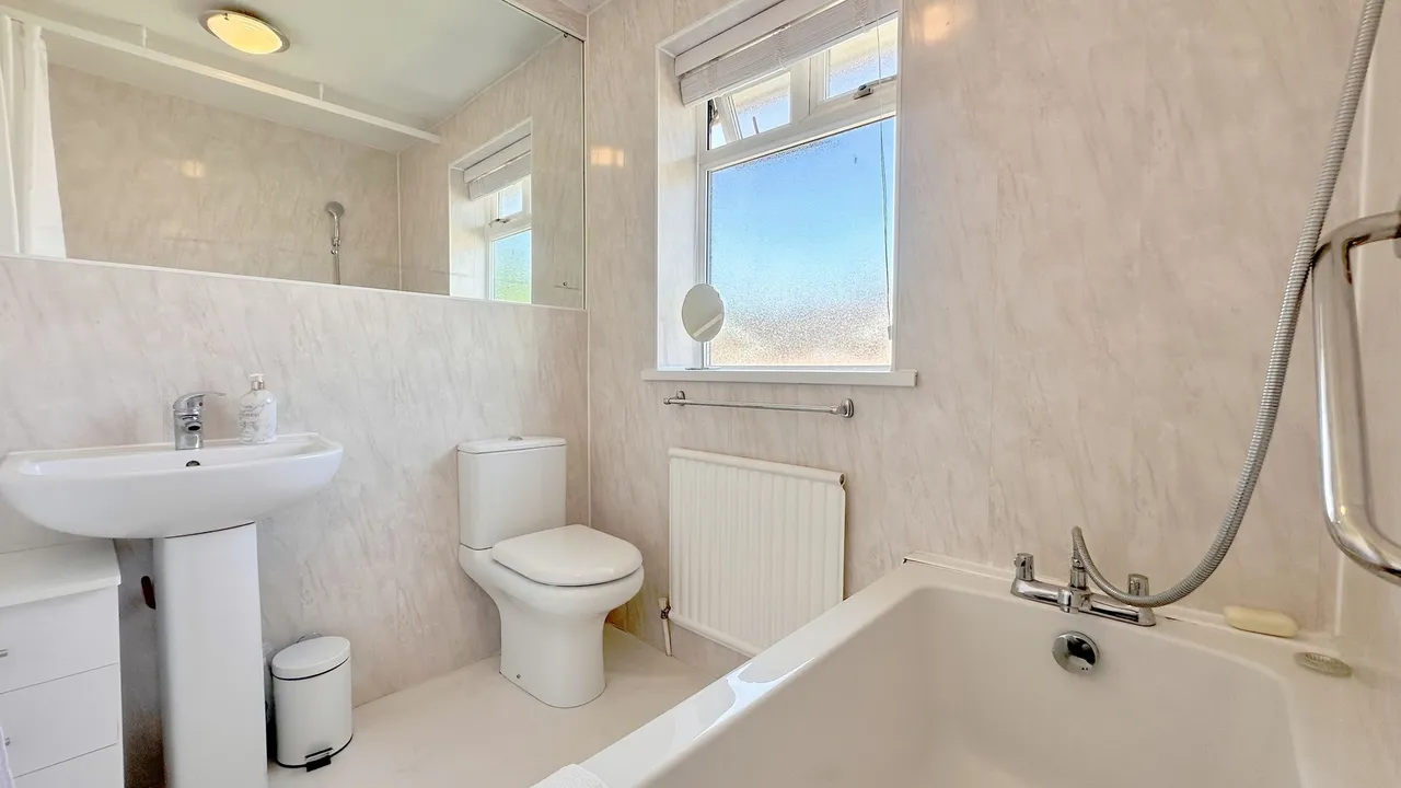 Lindisfarne Drive, Stockport, photo 30