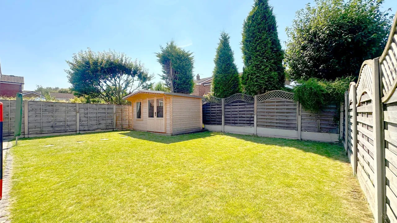 Lindisfarne Drive, Stockport, photo 36