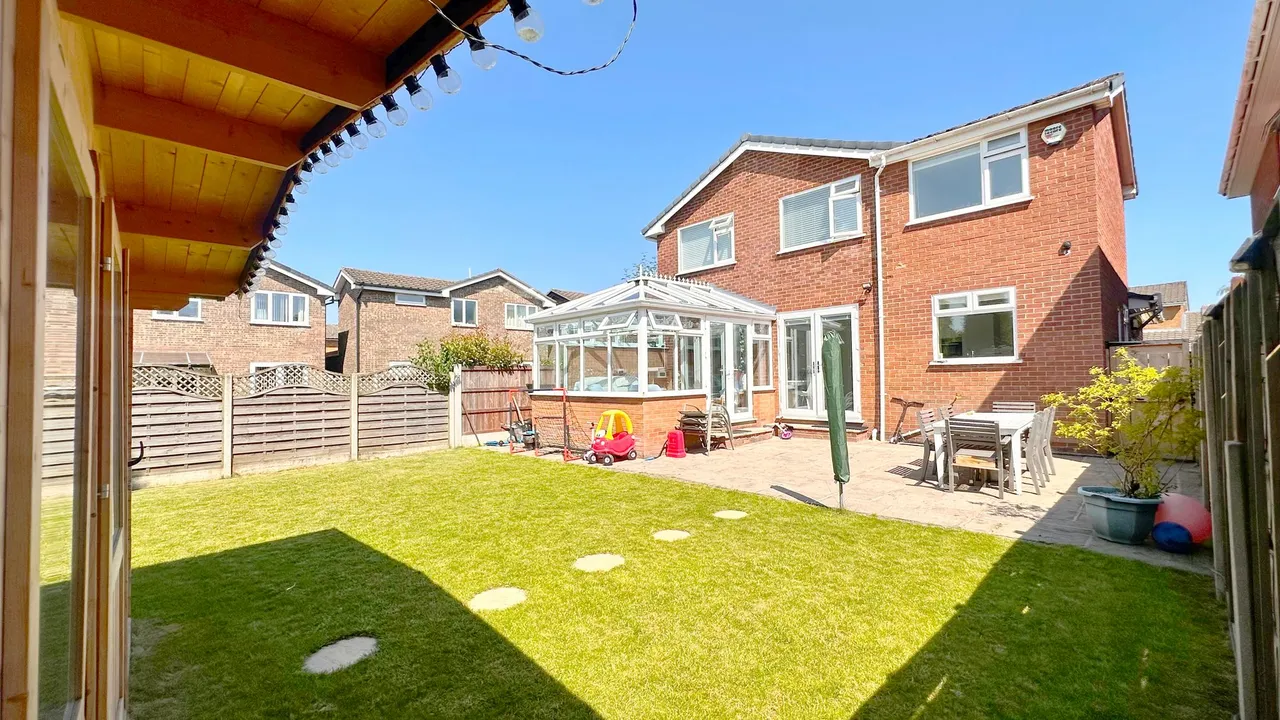 Lindisfarne Drive, Stockport, photo 33