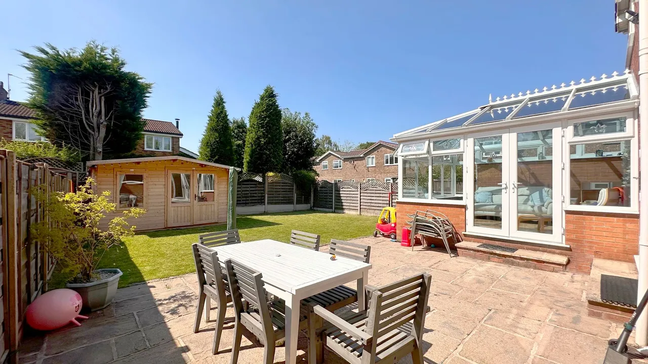 Lindisfarne Drive, Stockport, photo 37