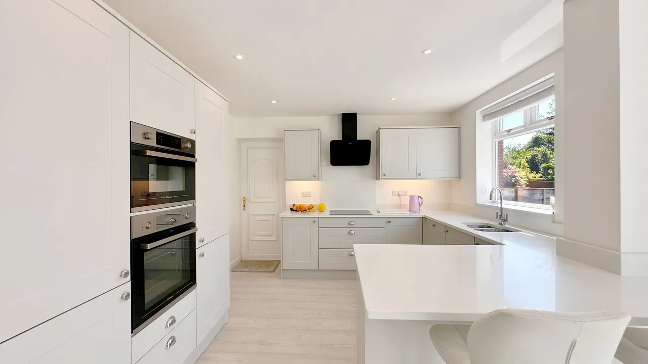 Lindisfarne Drive, Stockport, photo 12