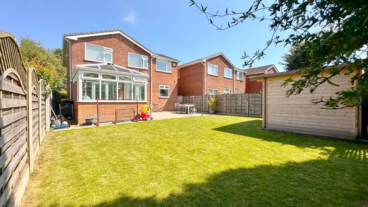 Lindisfarne Drive, Stockport, photo 4