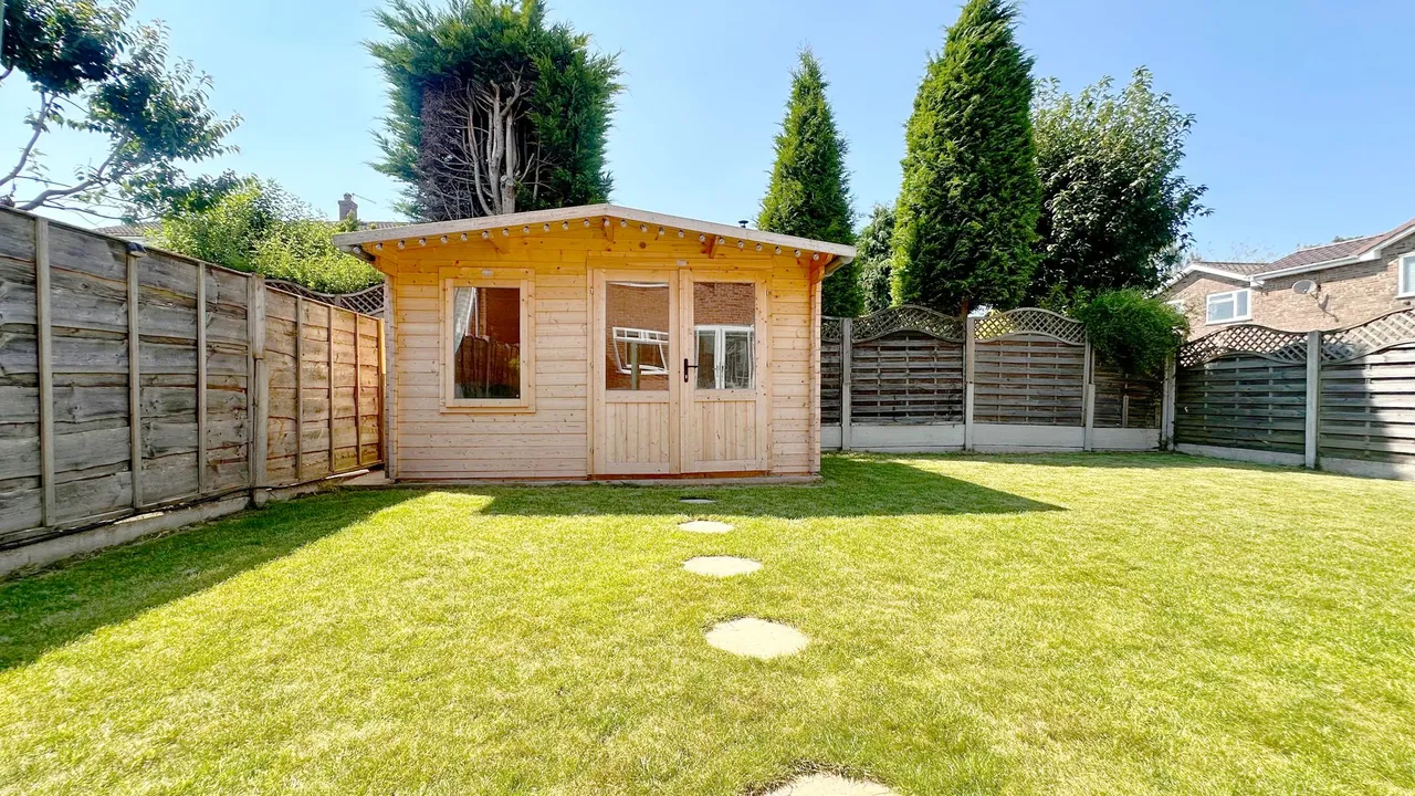 Lindisfarne Drive, Stockport, photo 31