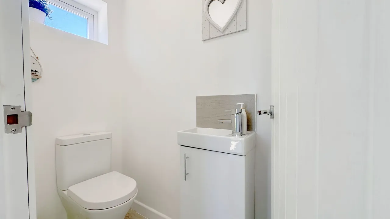 Lindisfarne Drive, Stockport, photo 7