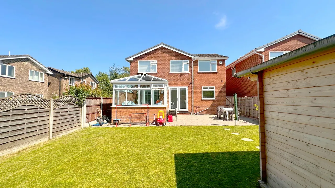 Lindisfarne Drive, Stockport, photo 35