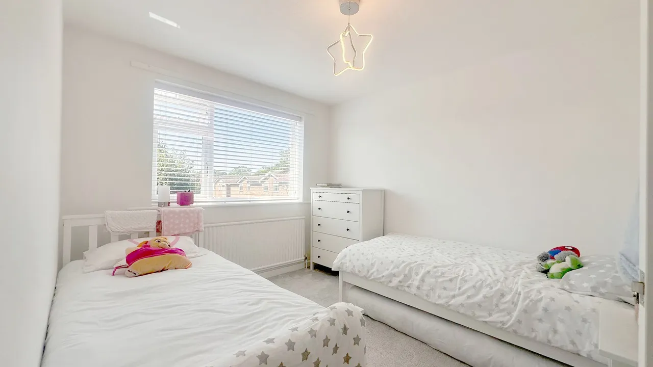 Lindisfarne Drive, Stockport, photo 28