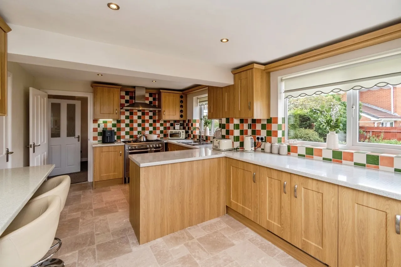 Oakwood Close, Essington, WV11, photo 6