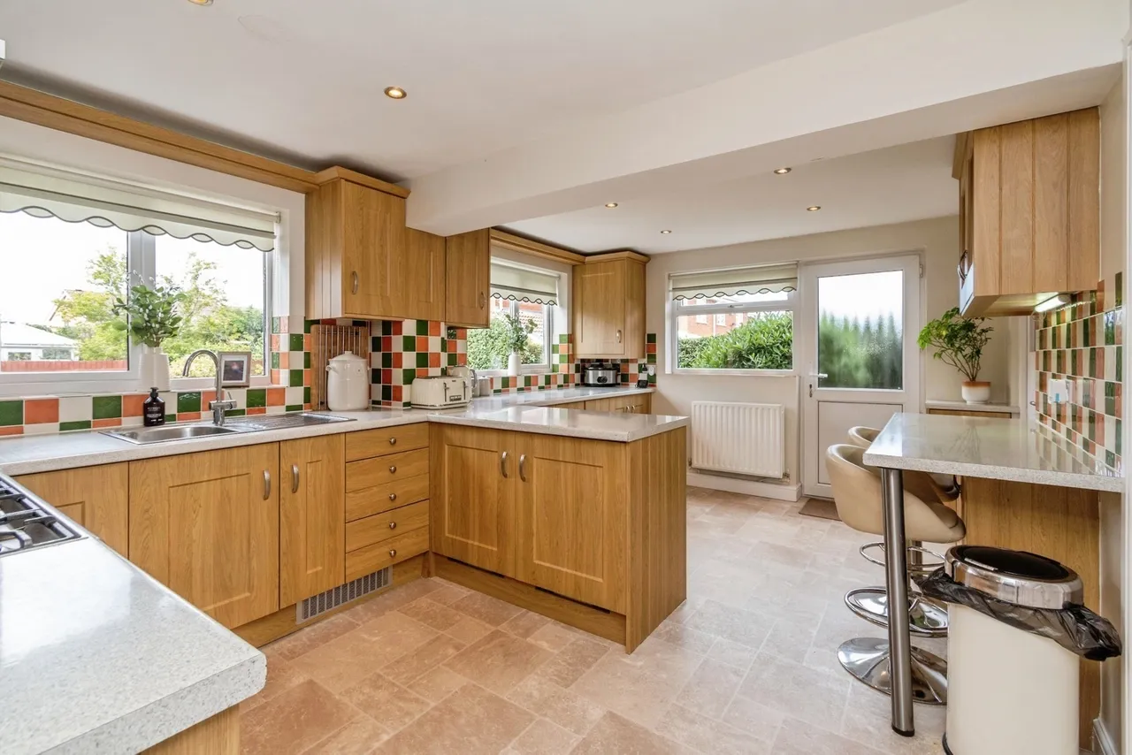 Oakwood Close, Essington, WV11, photo 4