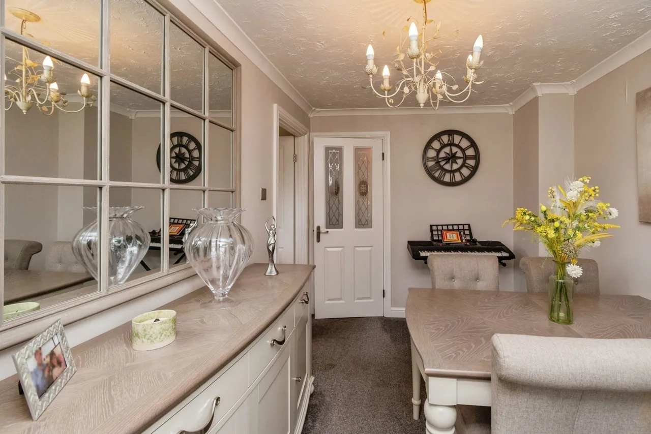 Oakwood Close, Essington, WV11, photo 8