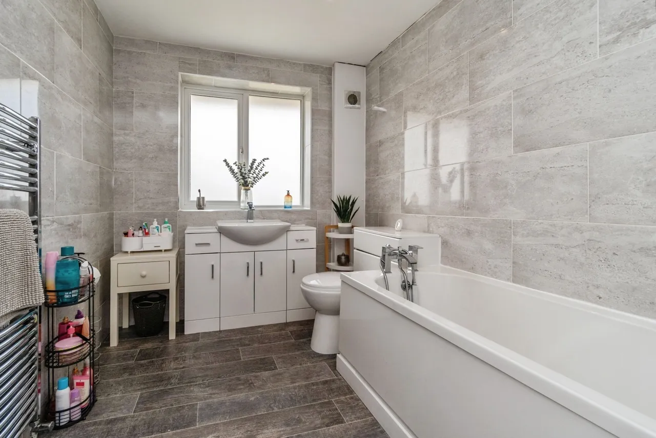 Oakwood Close, Essington, WV11, photo 13