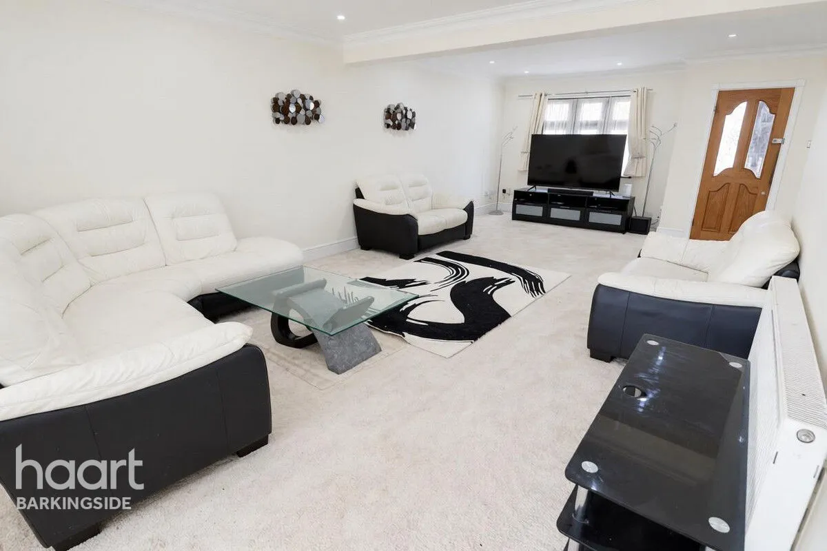 Crown Road, Barkingside, IG6, photo 2