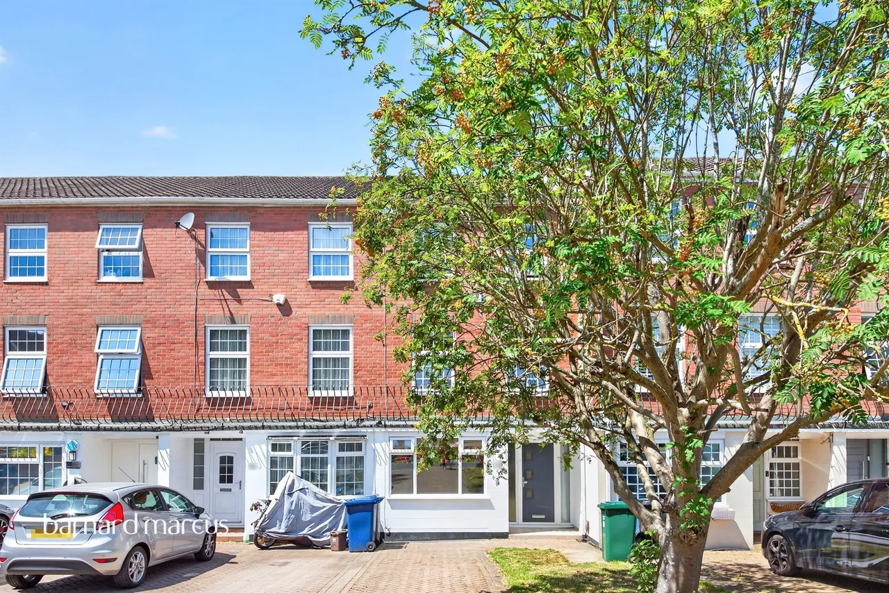 5 bed house for sale — Holden Road, London