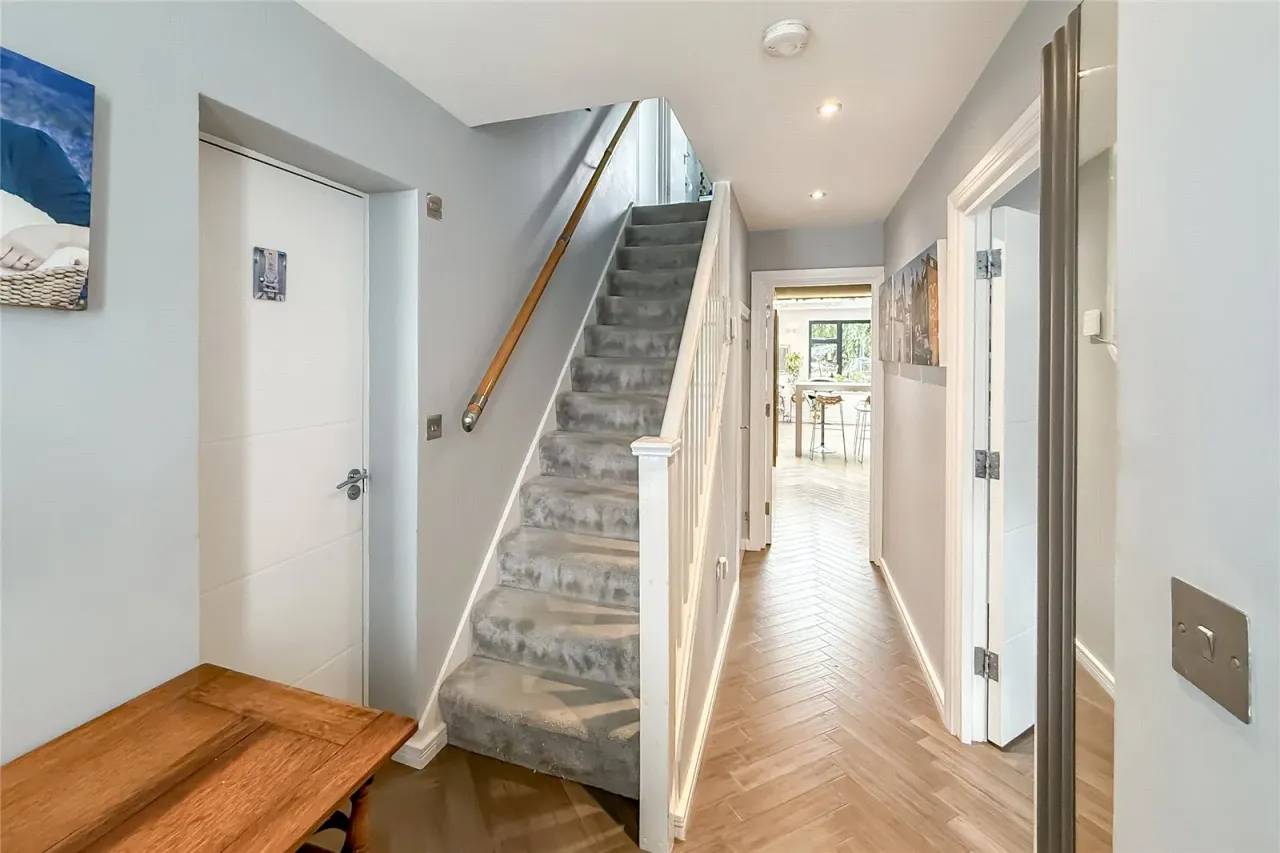 St. Vincent Drive, St. Albans, Hertfordshire, AL1 5SJ, photo 2