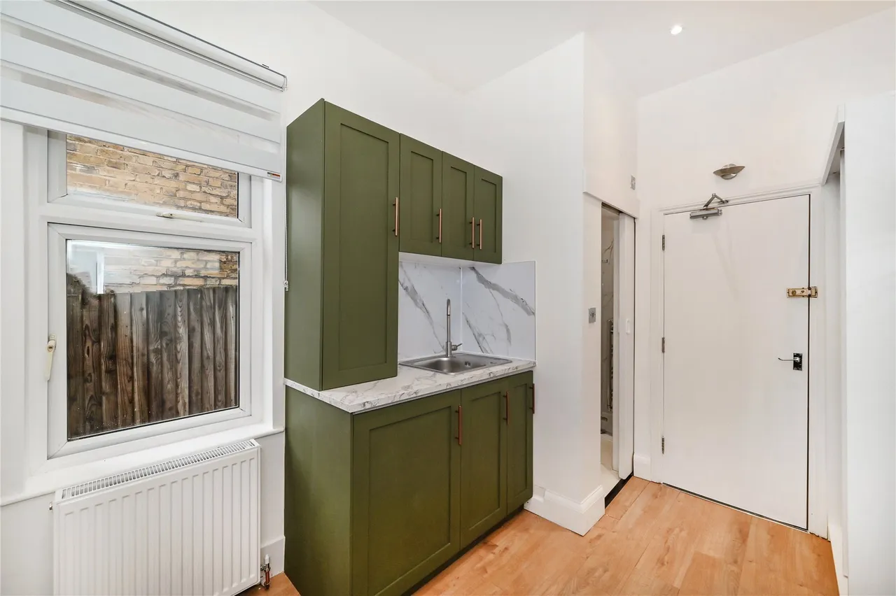 Etchingham Park Road, London, N3, photo 2