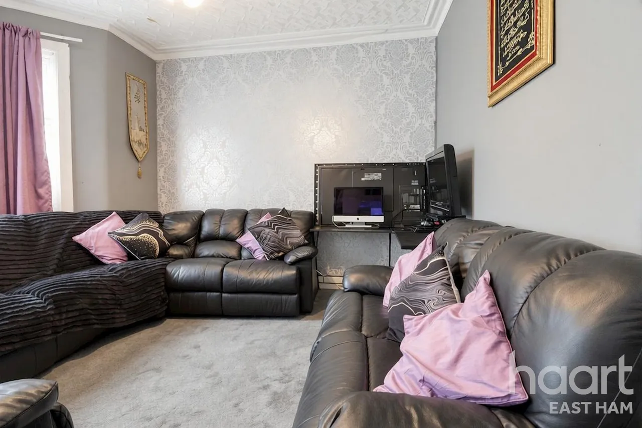 Sheridan Road, London, E12, photo 2