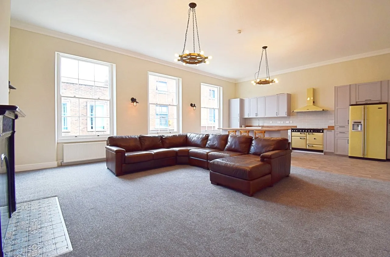 2 bed flat to rent, Church Street, Basingstoke, RG21