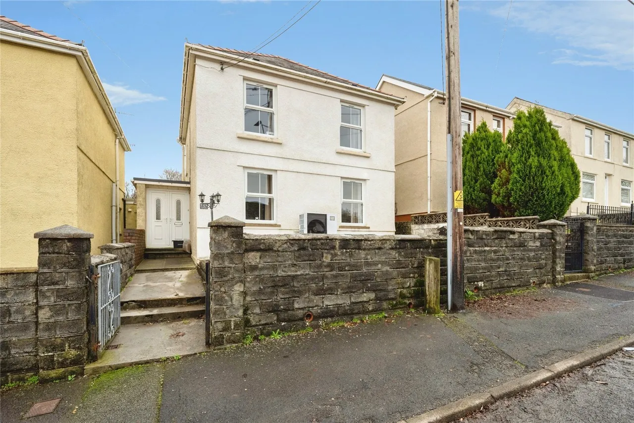 3 bed house for sale, New Road, Ystradowen, SA9