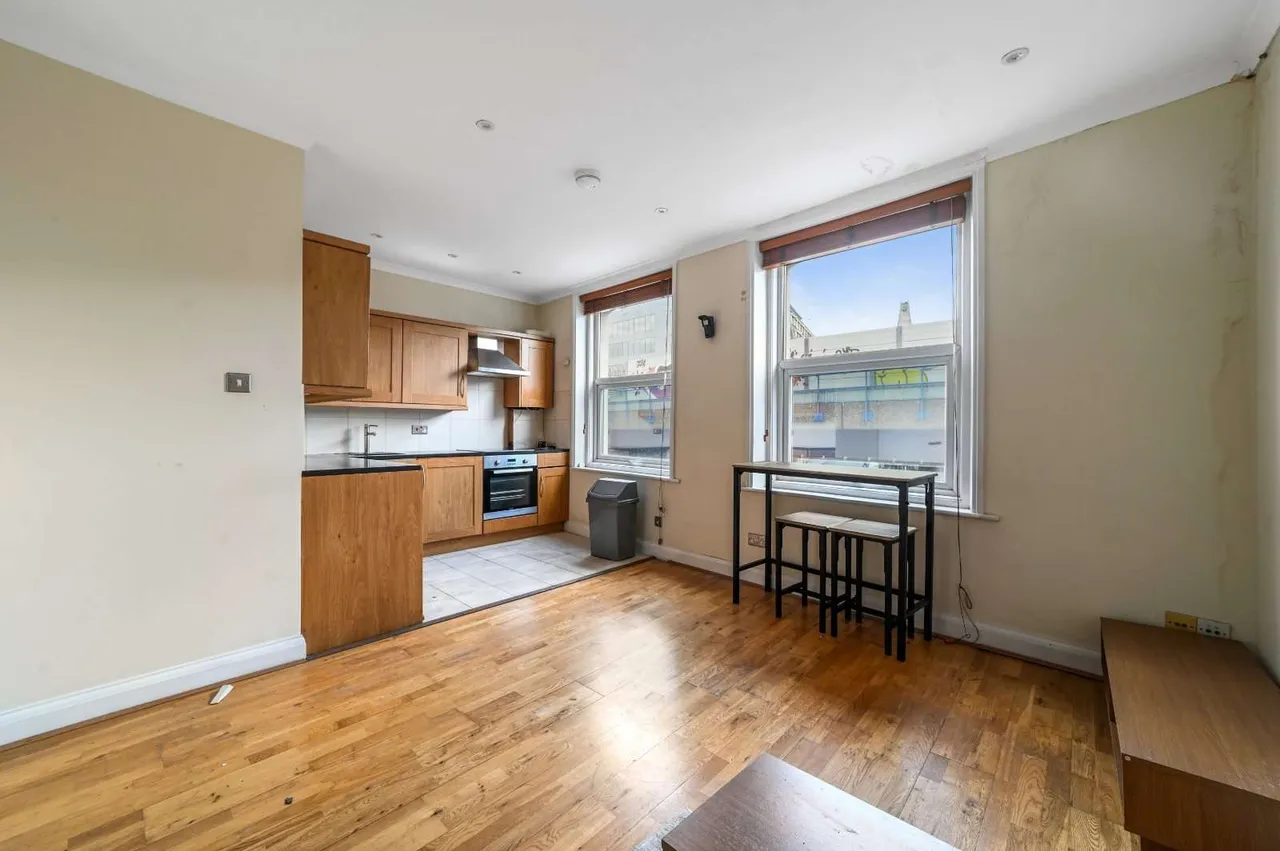 1 bed flat for sale — Cable Street, London, E1 8JG