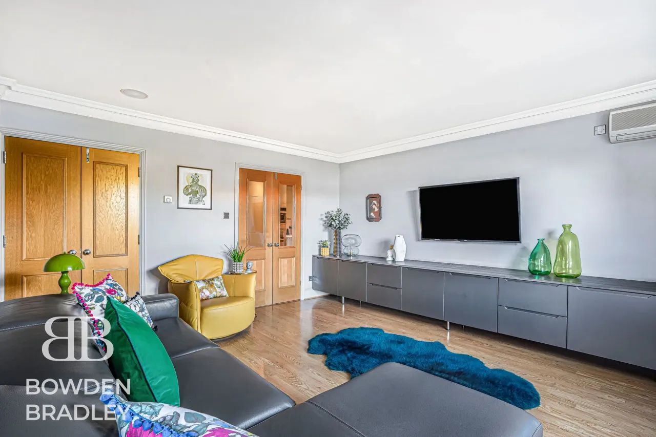 Manor Road, IG7, photo 38
