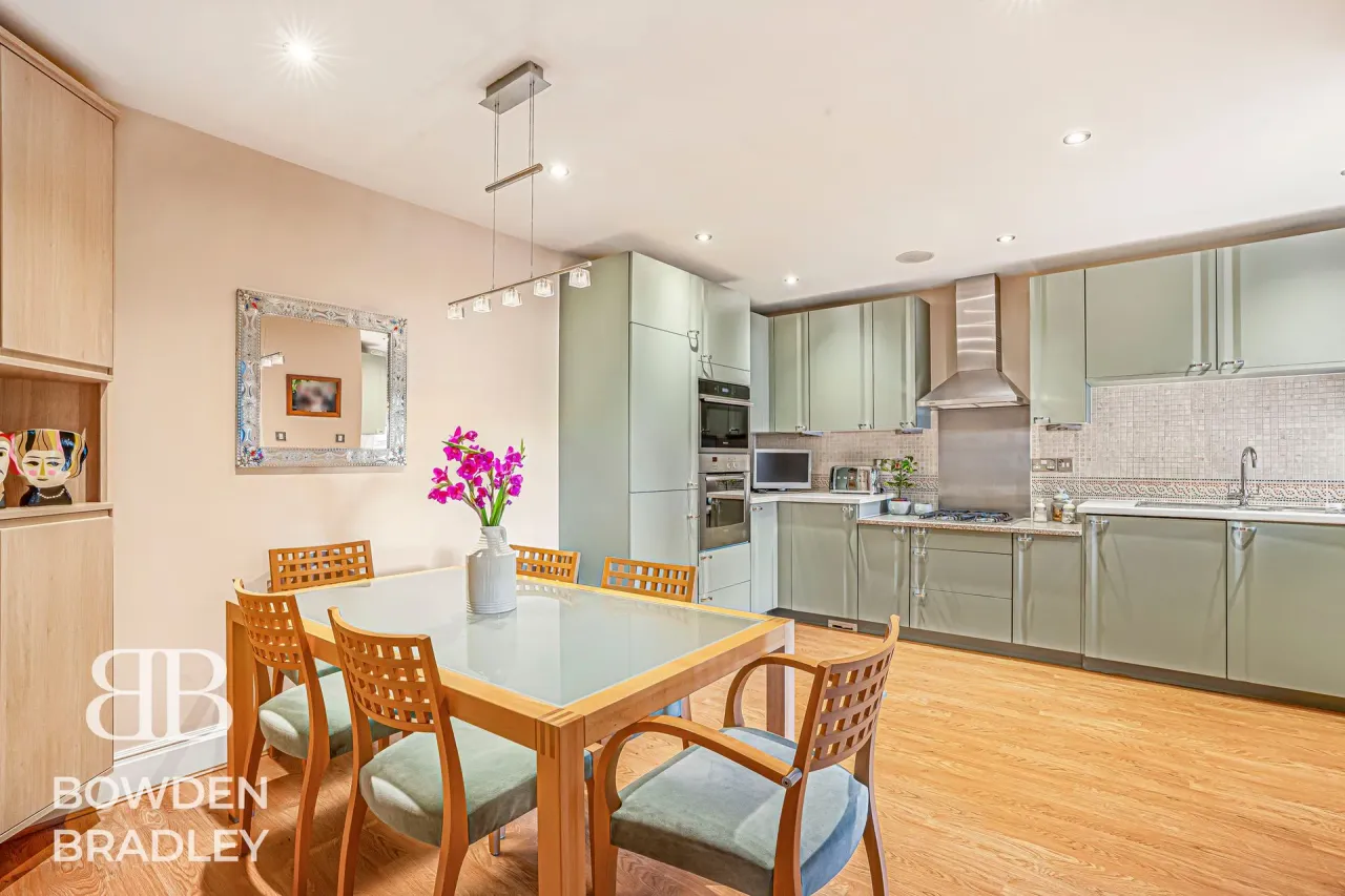 Manor Road, IG7, photo 40