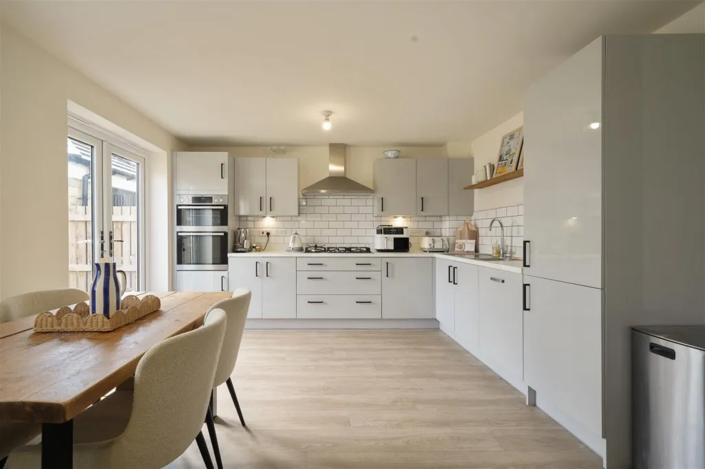 Thurlstone Moor Avenue, Penistone, photo 2