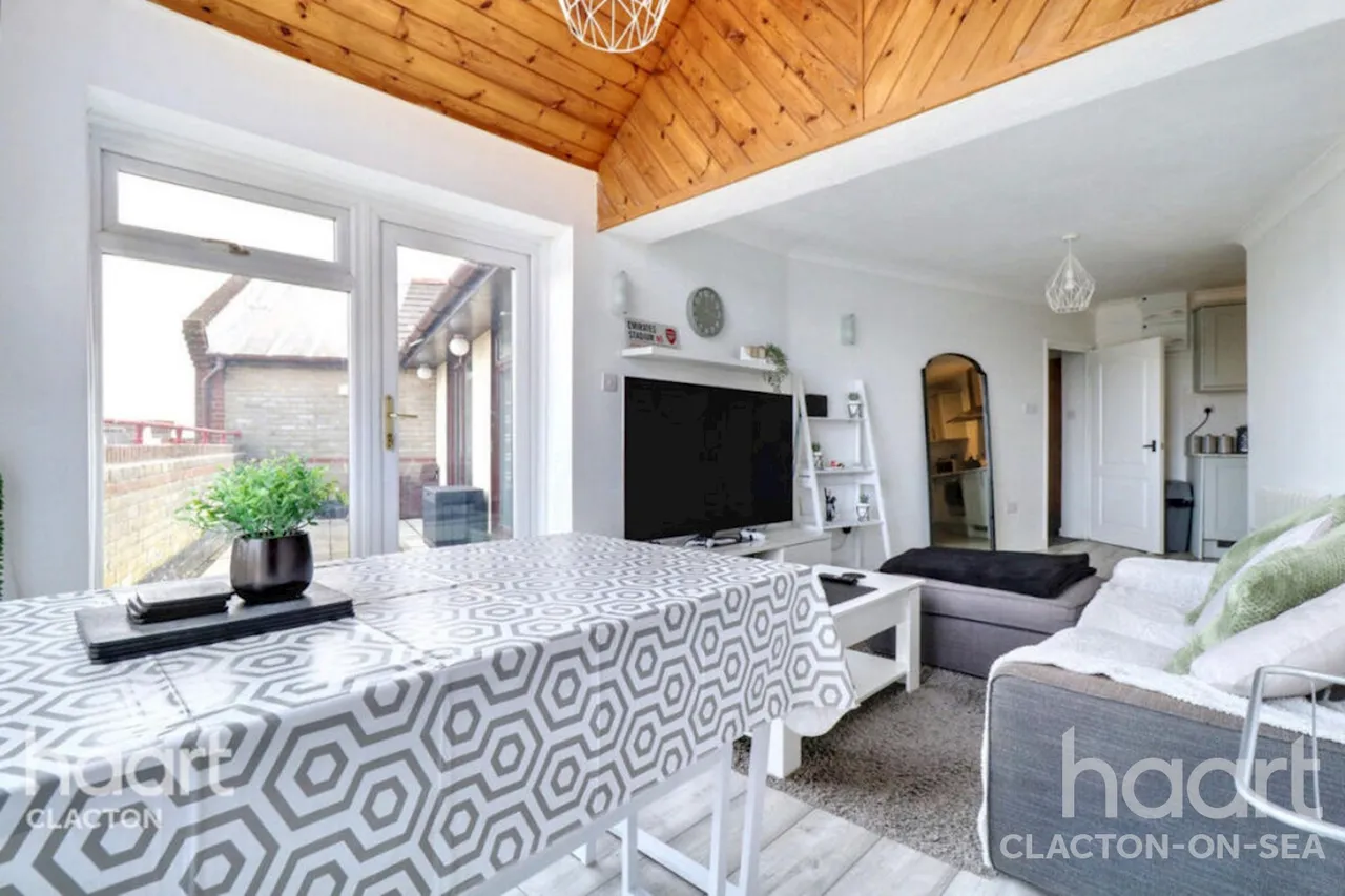 Rosemary Road, CO15, photo 8